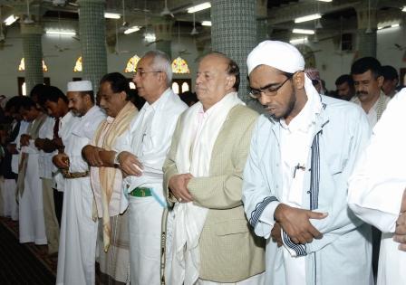 نائب الرئيس أثناء تأدية صلاة الجمعة مع جموع المصلين في جامع شماخ بالحديدة أمس